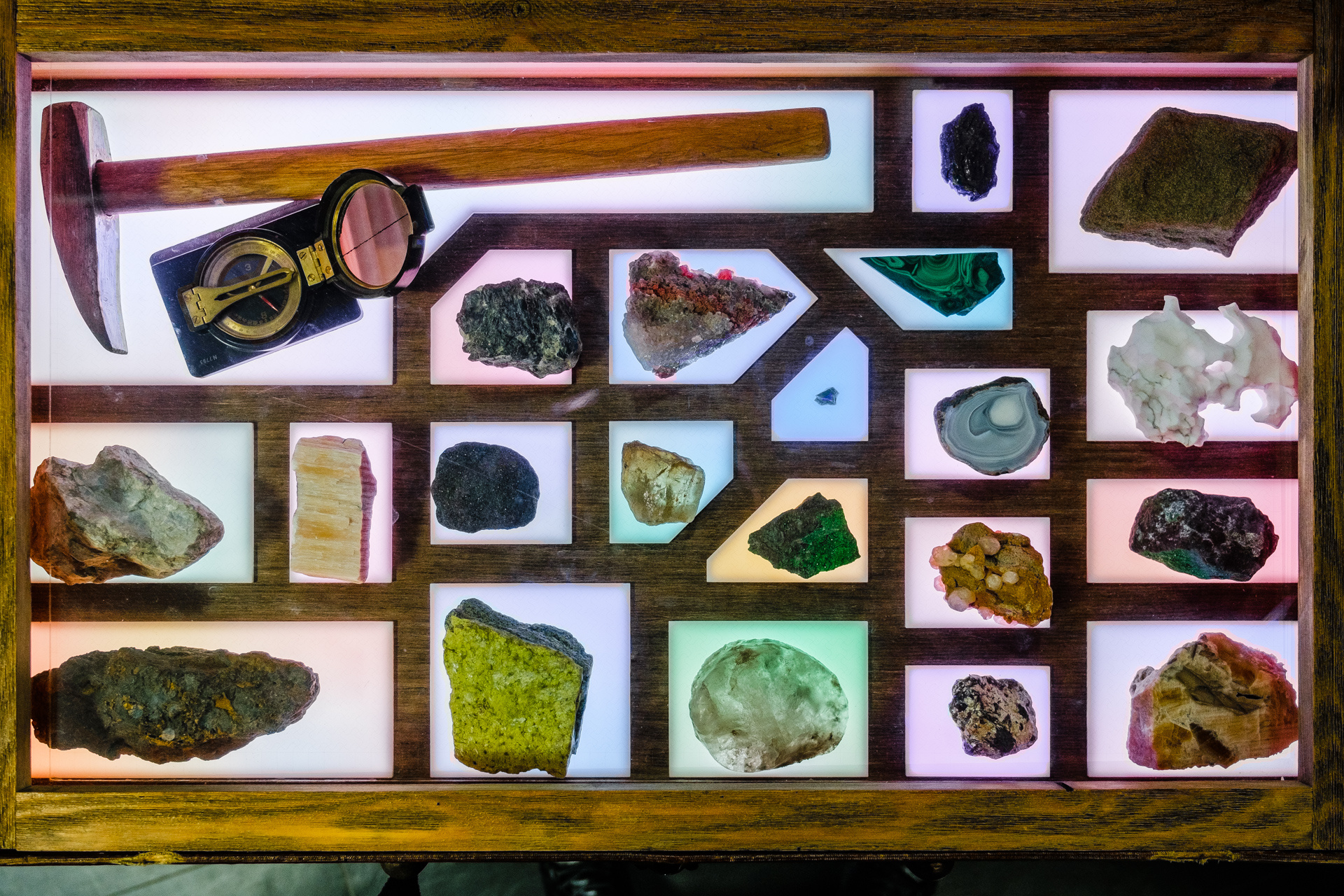 Образцы минералов из «сундука с сокровищами» — дорожным набором геолога