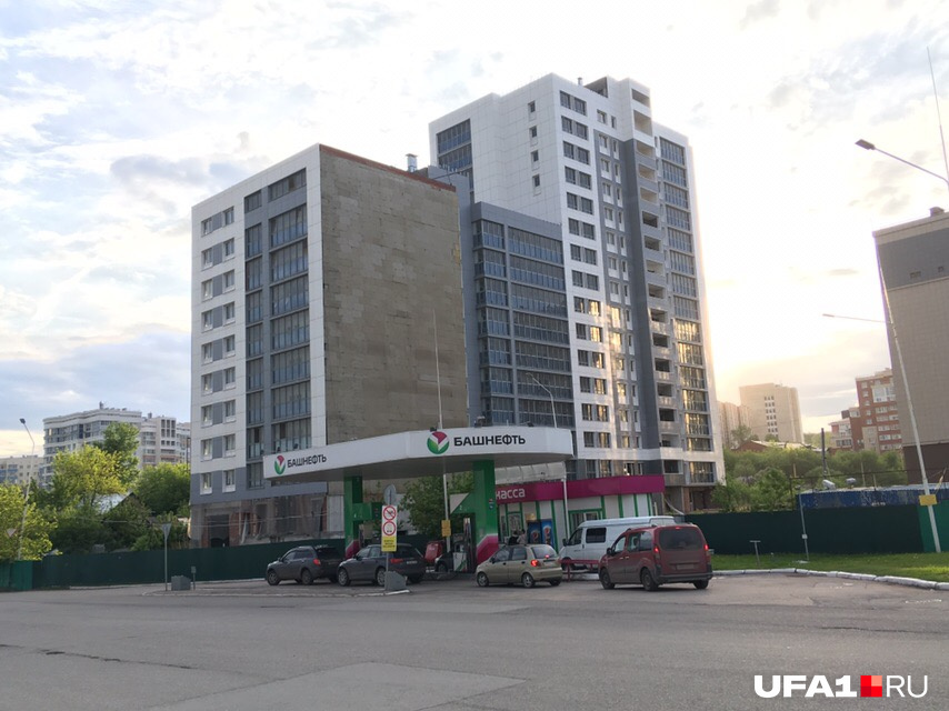Камень раздора — заправка у дома Камень раздора — заправка у дома
