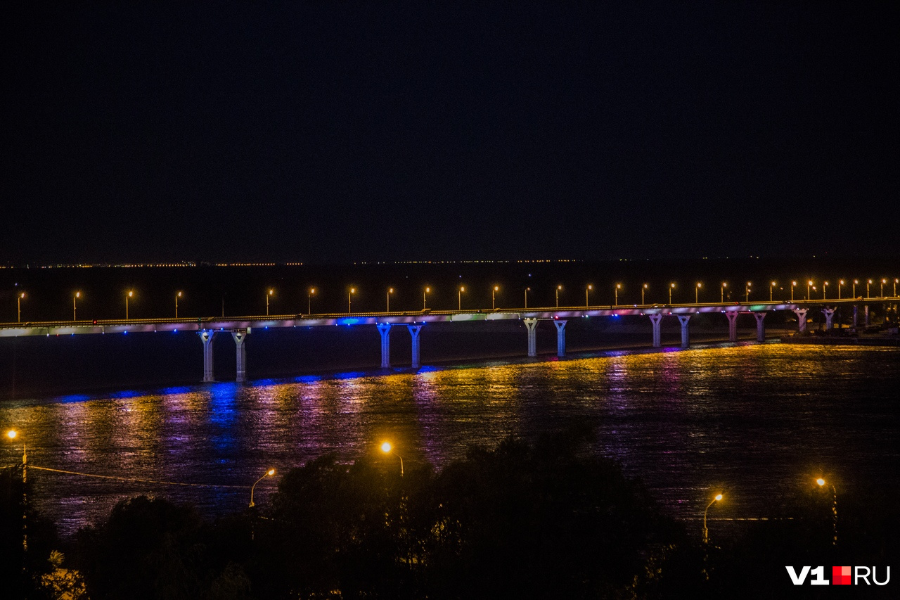 Темнота и яркая подсветка совершенно преображают недостроенный мост