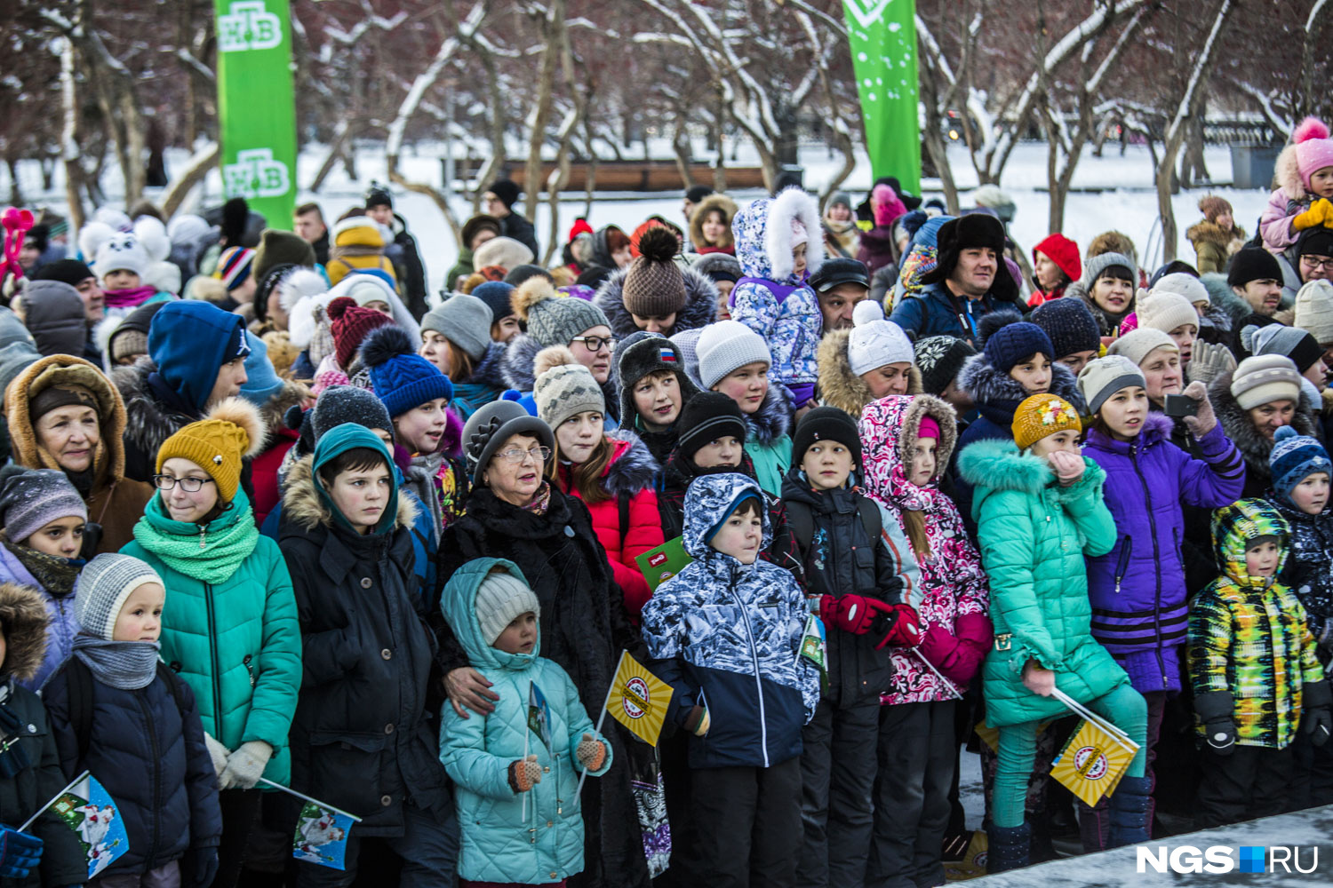 Посмотреть концерт на улице в мороз собралось больше сотни новосибирцев, в основном дети