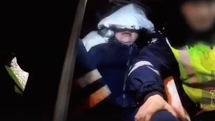 «Ты меня трогаешь!»: инспекторы опубликовали видео задержания пьяной женщины-водителя на Котовского