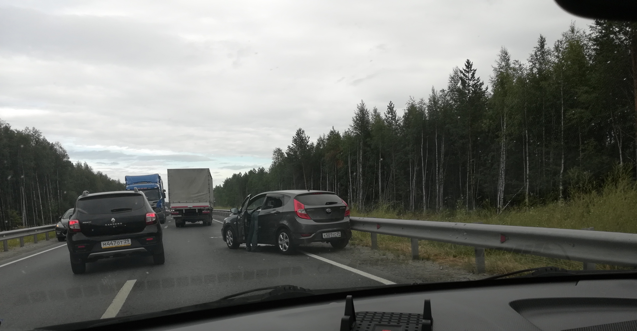 Из-за ДТП собралась небольшая пробка Из-за ДТП собралась небольшая пробка