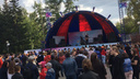 Три сотни красноярцев пришли в парк вспомнить песни Цоя