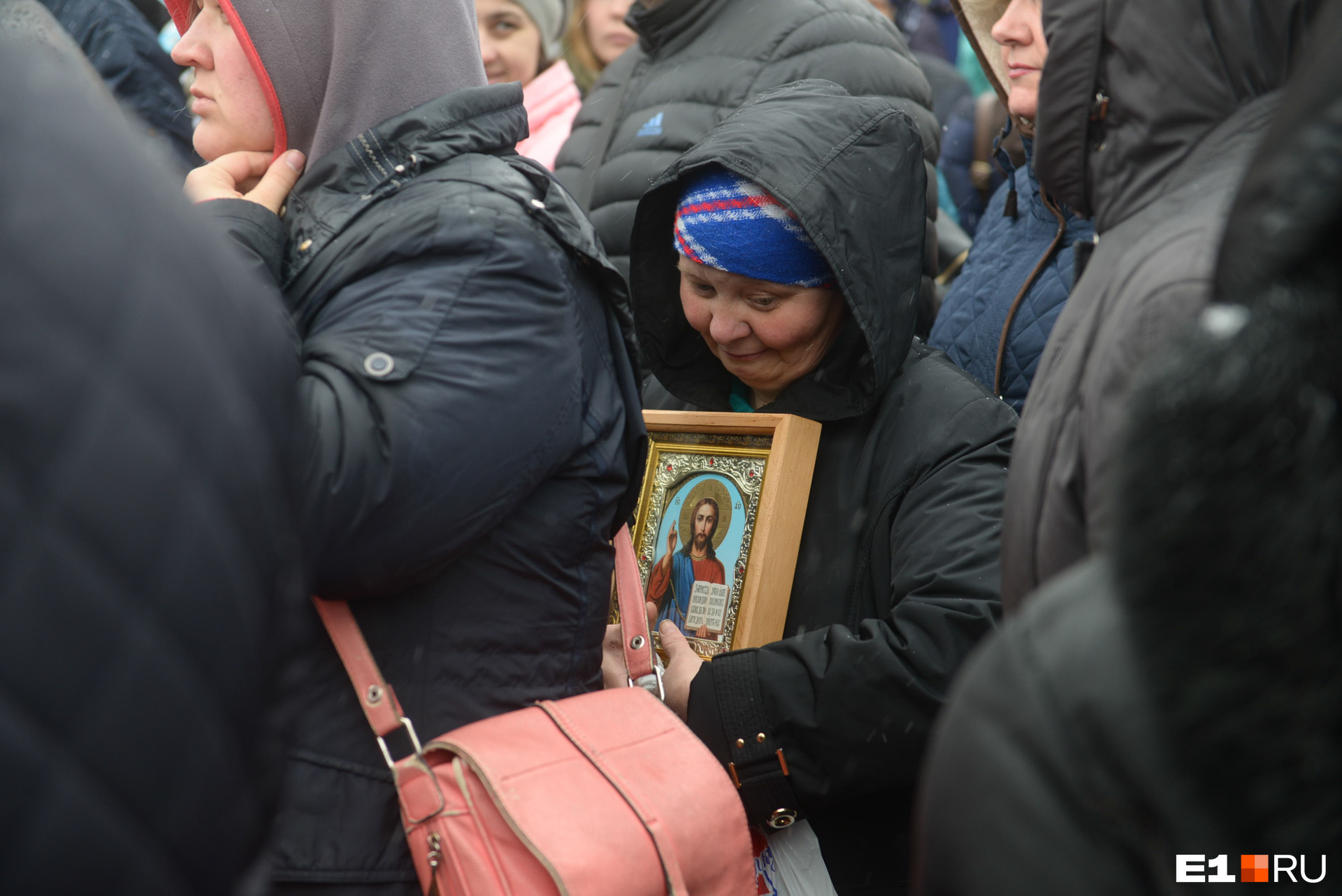 Верующие прошли до пощади у Драмтеатра