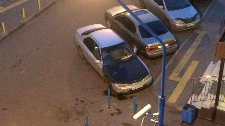 С балкона на «Белых Росах» скинули банку огурцов и помяли капот авто на парковке
