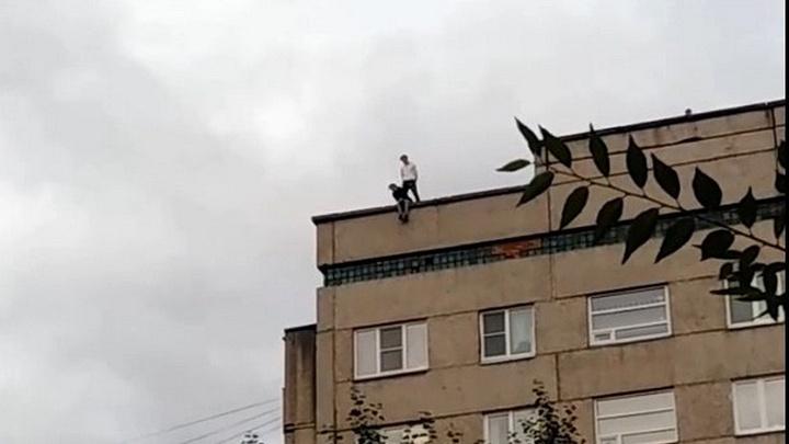Видео: подростки устроили прогулку по крыше многоэтажки на Карбышева