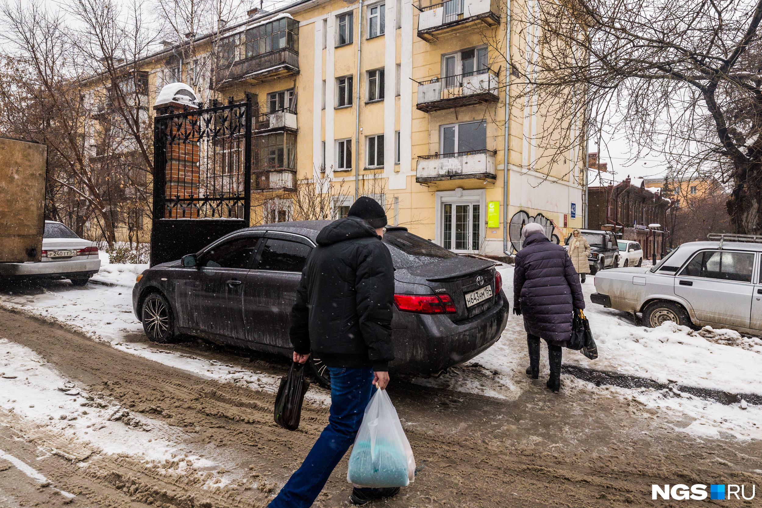 Пешеходы с трудом протискиваются Пешеходы с трудом протискиваются