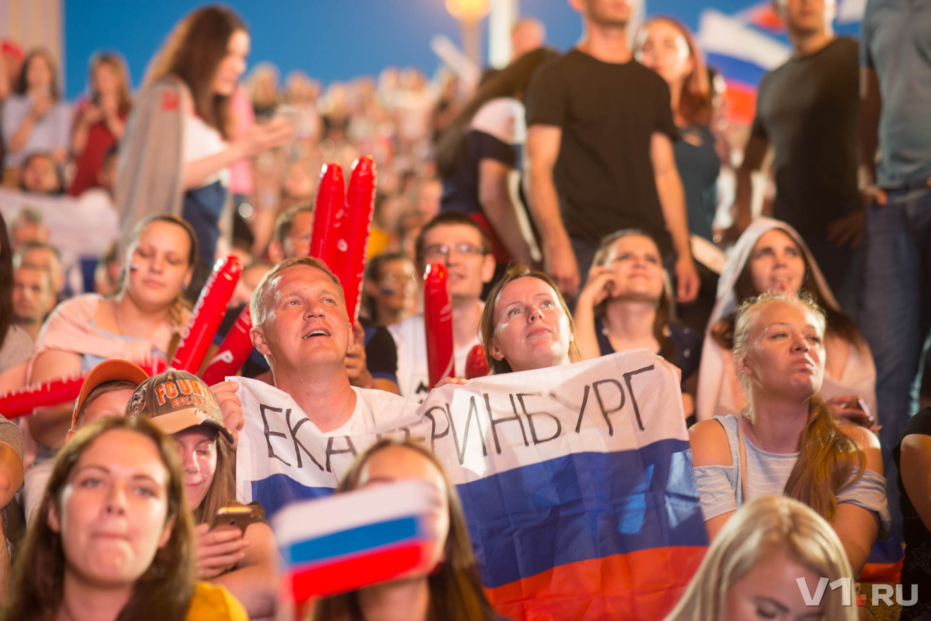 На лестнице Центральной набережной негде было упасть яблоку На лестнице Центральной набережной негде было упасть яблоку
