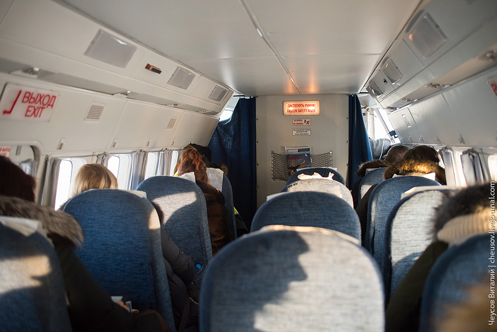 Самолет внутри напоминает туристический автобус
