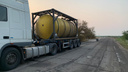 Дальнобойщик вылил 24 тонны кислоты на трассу в Волгоградской области