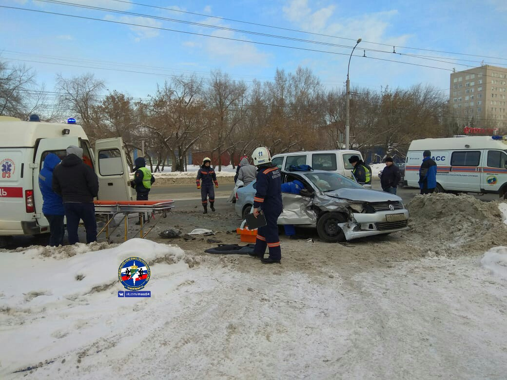 Двух пассажиров «Фольксвагена» увезли в больницу после аварии с тремя авто  на Станционной - 7 января 2019 - НГС