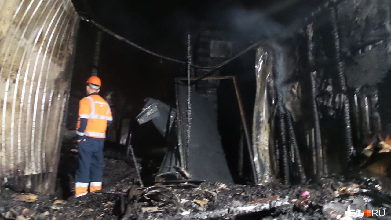 Площадь пожара — 100 квадратных метров Площадь пожара — 100 квадратных метров