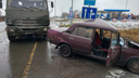 В Мишкинском районе столкнулись КАМАЗ и ВАЗ: пострадавшим помогли сотрудники МЧС, проезжавшие мимо