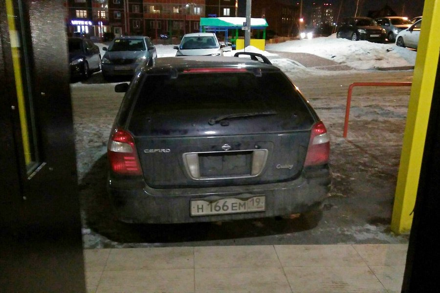 Заехать в сам подъезд, видимо, помешали габариты. Фото: Константин Петрович Заехать в сам подъезд, видимо, помешали габариты. Фото: Константин Петрович