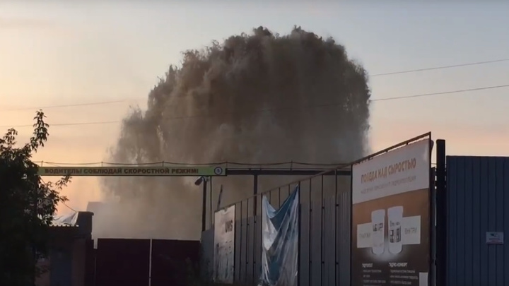 Коммунальное ЧП на Барабинской: из-под земли бьет вонючий фонтан