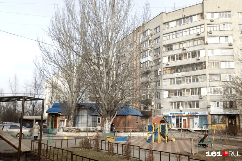 В РПЦ обещают сохранить детскую площадку у нового храма