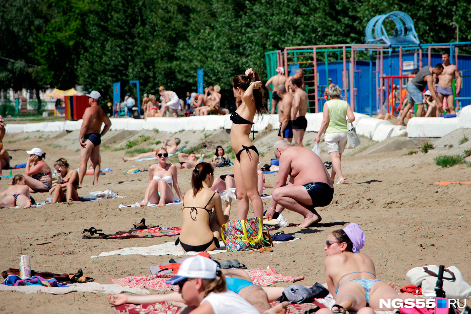 Какое будет лето в омске. Омск пляж. Девушки на пляже в Омске. Дикий пляж в Омске. Пляж на Иртышской набережной Омск лето.