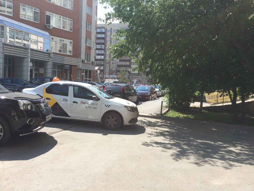 Водитель этой машины такси умудрился создать помеху не только для движения пешеходов, но и полностью перегородить проезд (Шиллера, 22) Водитель этой машины такси умудрился создать помеху не только для движения пешеходов, но и полностью перегородить проезд (Шиллера, 22)