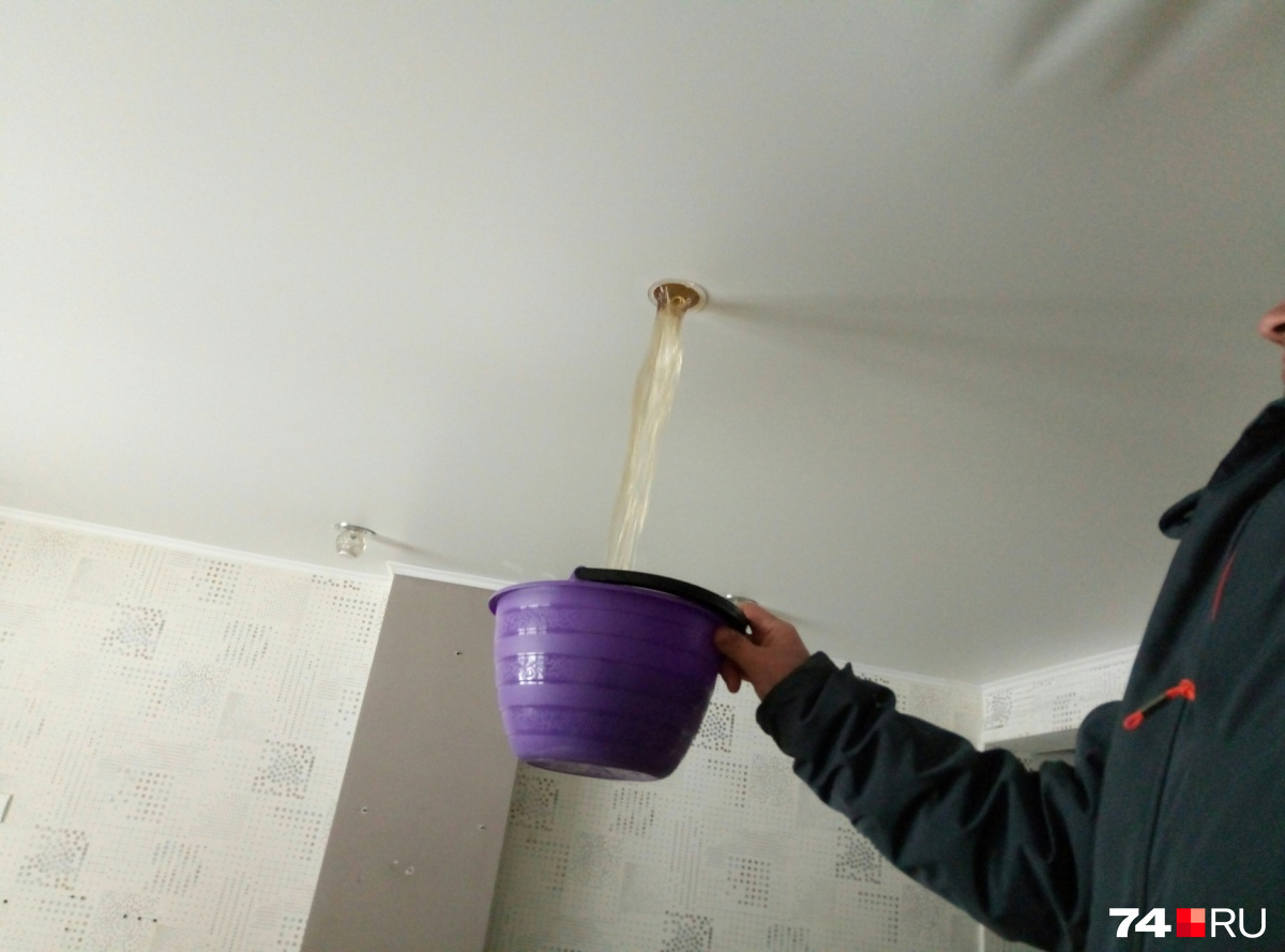 Даже на первом этаже жители вынуждены были сливать воду из натяжных потолков<br><br> Даже на первом этаже жители вынуждены были сливать воду из натяжных потолков<br><br>