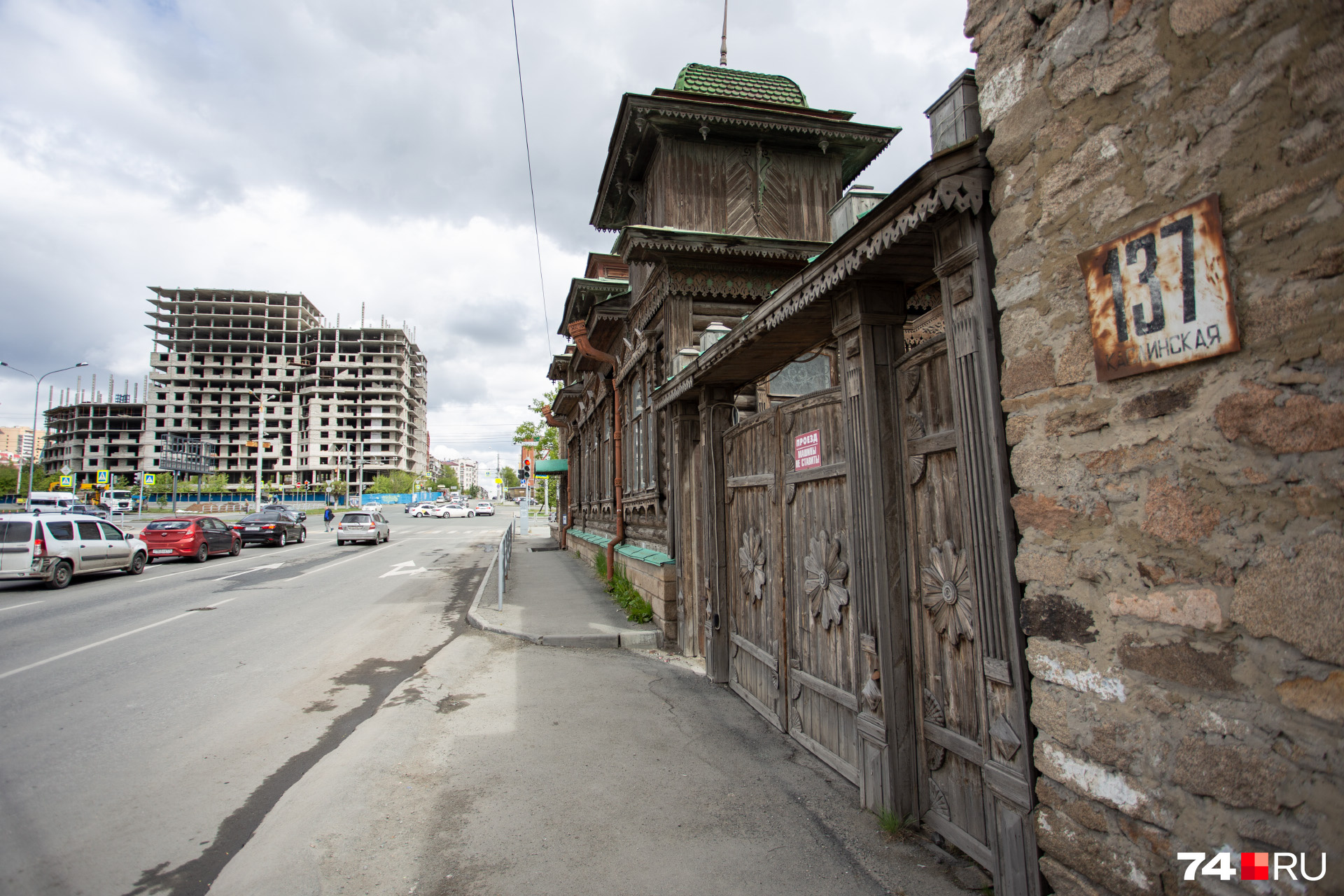 Особняк соседствует со знаменитым челябинским долгостроем на пересечении улиц Каслинской и Братьев Кашириных