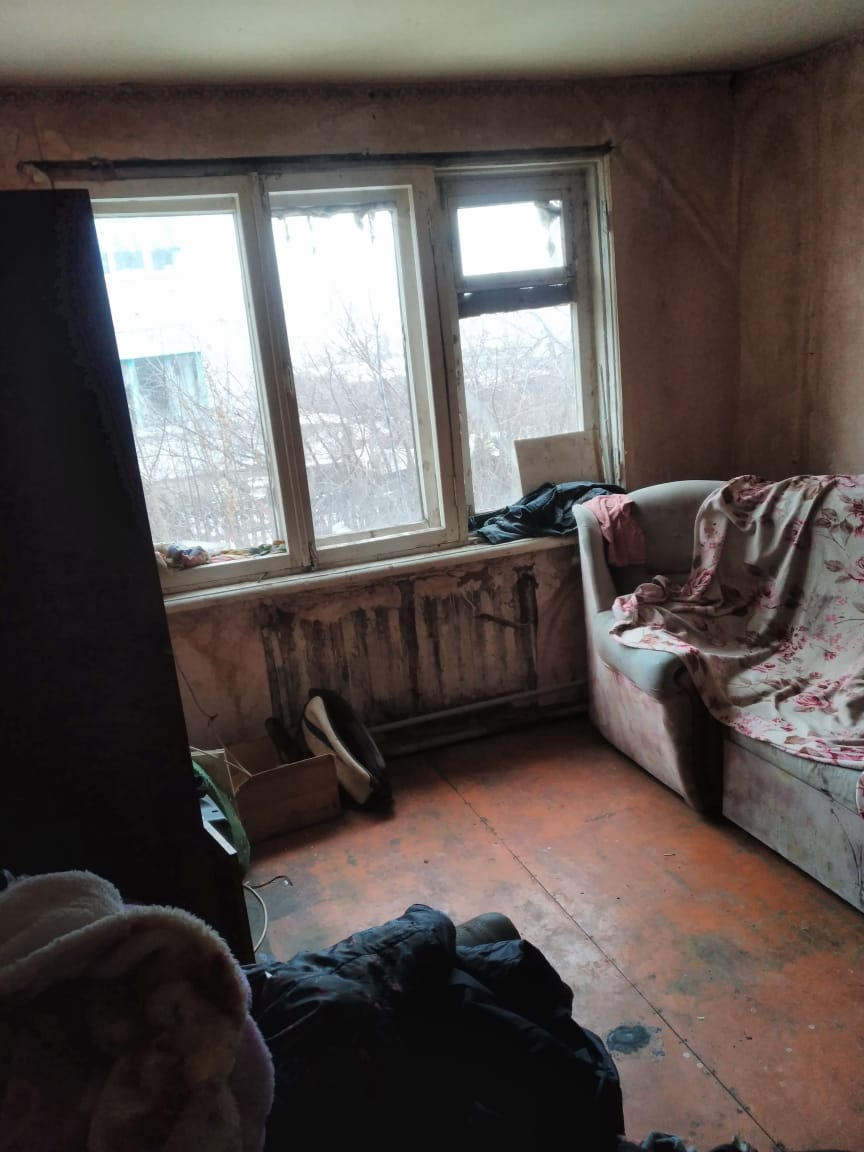 Судя по фотографиям, квартира оказалась лишена элементарных удобств: нет даже батарей центрального отопления Судя по фотографиям, квартира оказалась лишена элементарных удобств: нет даже батарей центрального отопления