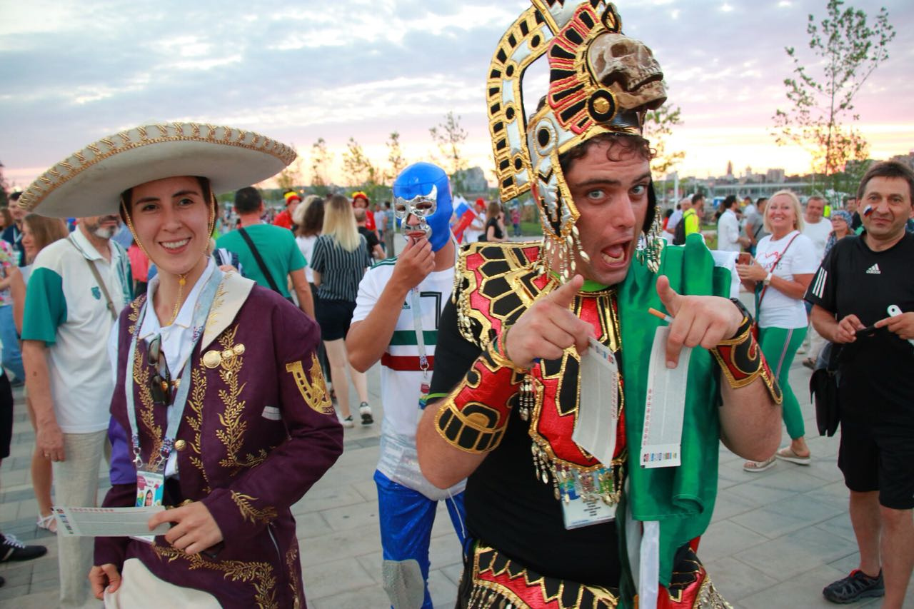 Сегодня сборная Мексики проиграла, но ее фанаты не потеряли присутствие духа. В таких-то костюмах! 