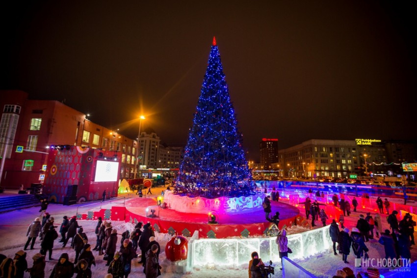 Ледовый городок и 22-метровая елка в Новосибирске