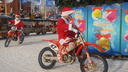 Хороводом на мотоциклах: Деды Морозы Волгограда накатали колею вокруг главной ёлки города