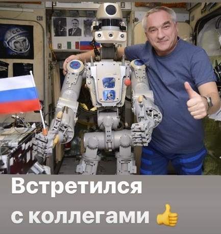 На страницах робота Фёдора ежедневно появляются снимки с космонавтами и забавные комментарии о его буднях На страницах робота Фёдора ежедневно появляются снимки с космонавтами и забавные комментарии о его буднях