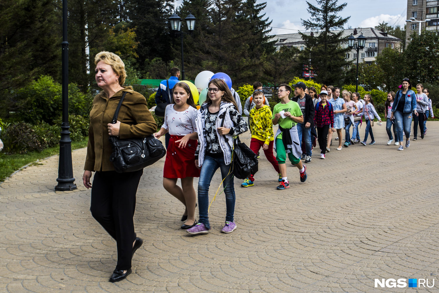 Взрослых пускали в зоопарк по билетам (300 рублей)