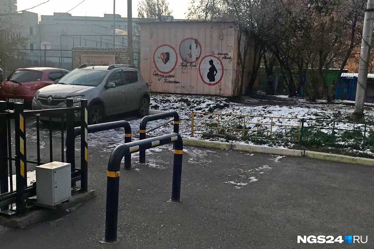 Предположительное место установки забора. За подсобкой с граффити часто собираются желающие выкурить сигарету Предположительное место установки забора. За подсобкой с граффити часто собираются желающие выкурить сигарету