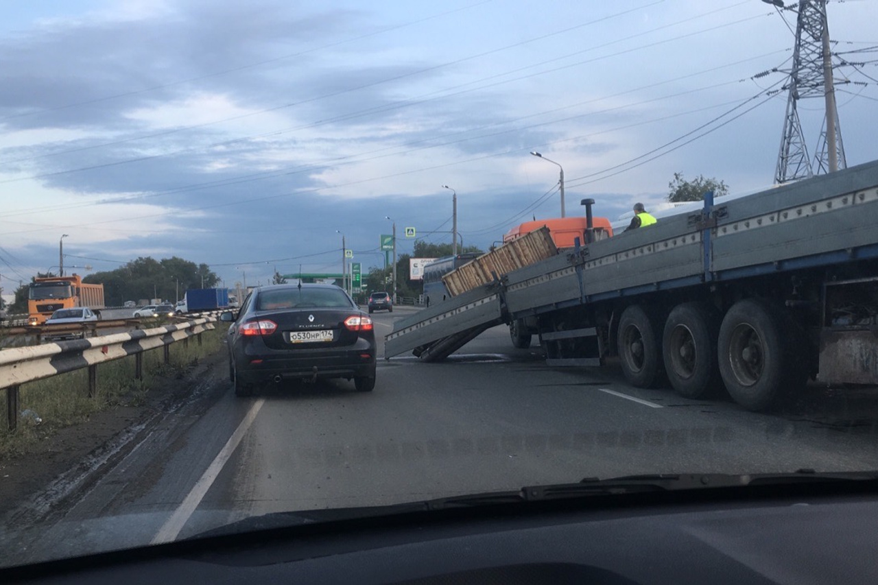 В Челябинске из прицепа КАМАЗа на дорогу на Троицком тракте высыпались