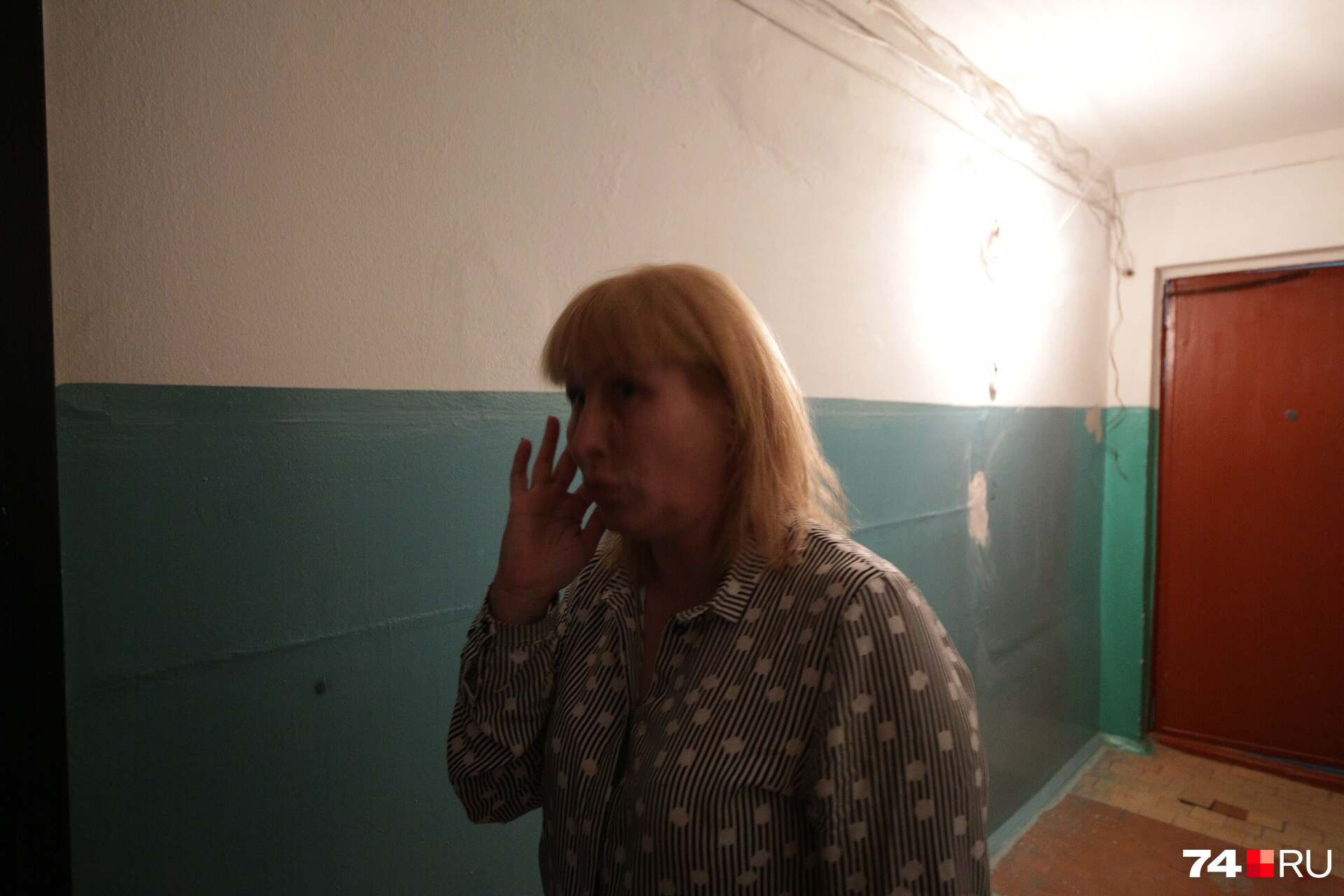 Автор растяжки Татьяна Писарева утверждает, что ее проблемы с жильем так никто и не решил
