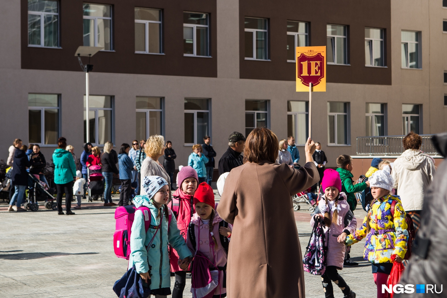 Толпы родителей первоклашек каждое утро собираются у порога 211-й школы Толпы родителей первоклашек каждое утро собираются у порога 211-й школы