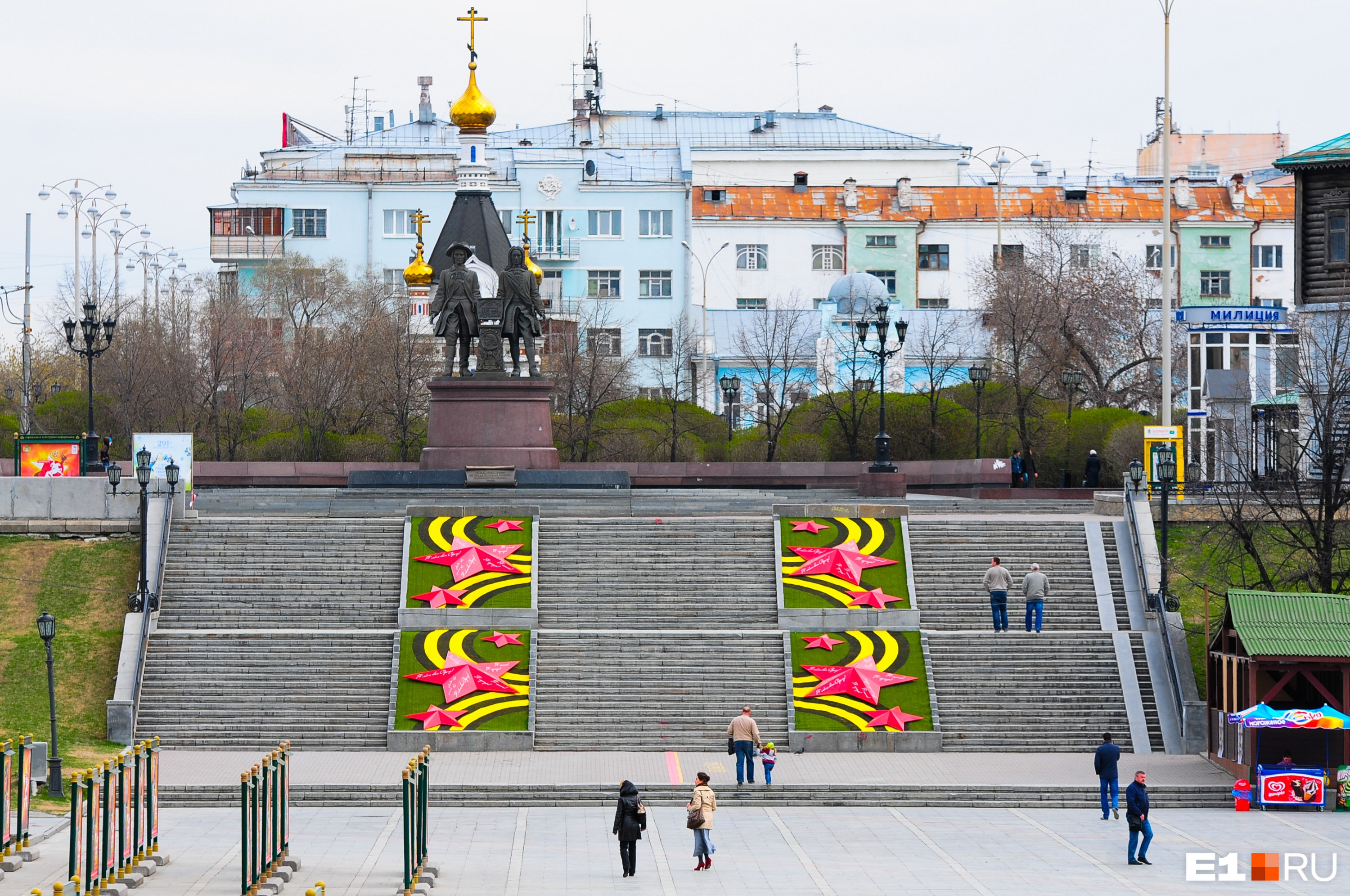 Над Плотинкой на постаменте стоят отцы-основатели Екатеринбурга