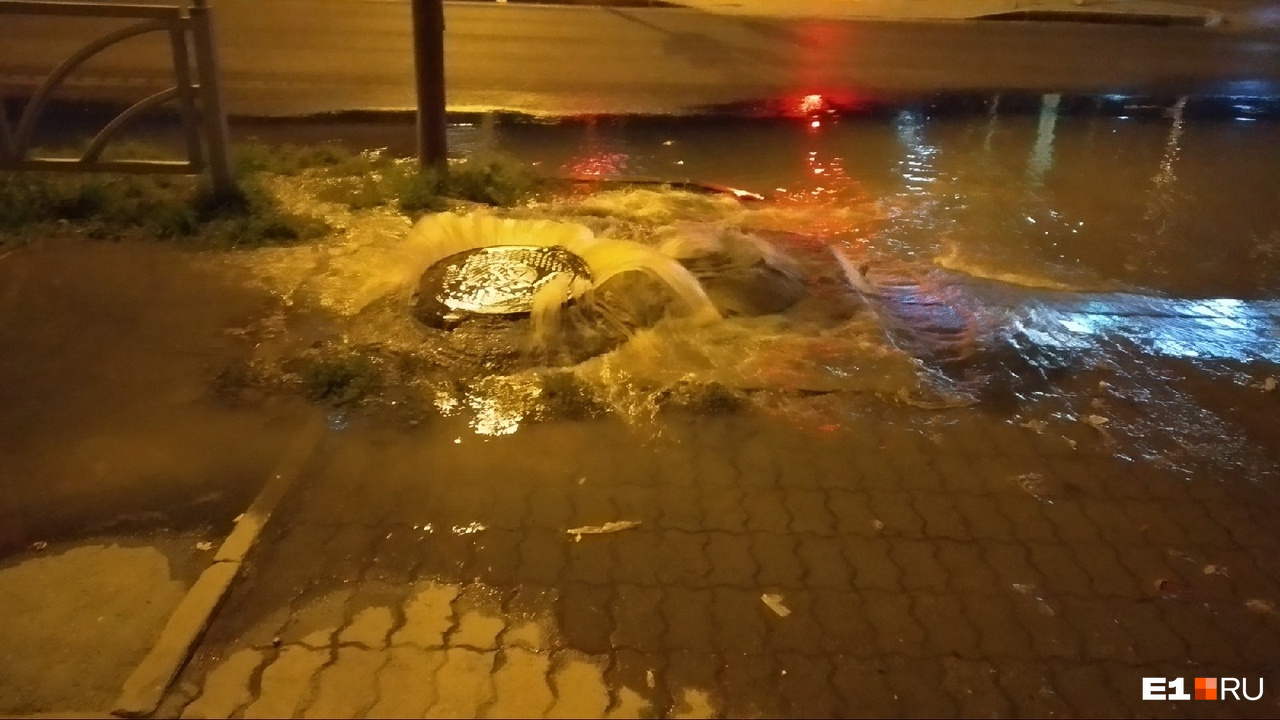 Вода заливает улицу Вода заливает улицу