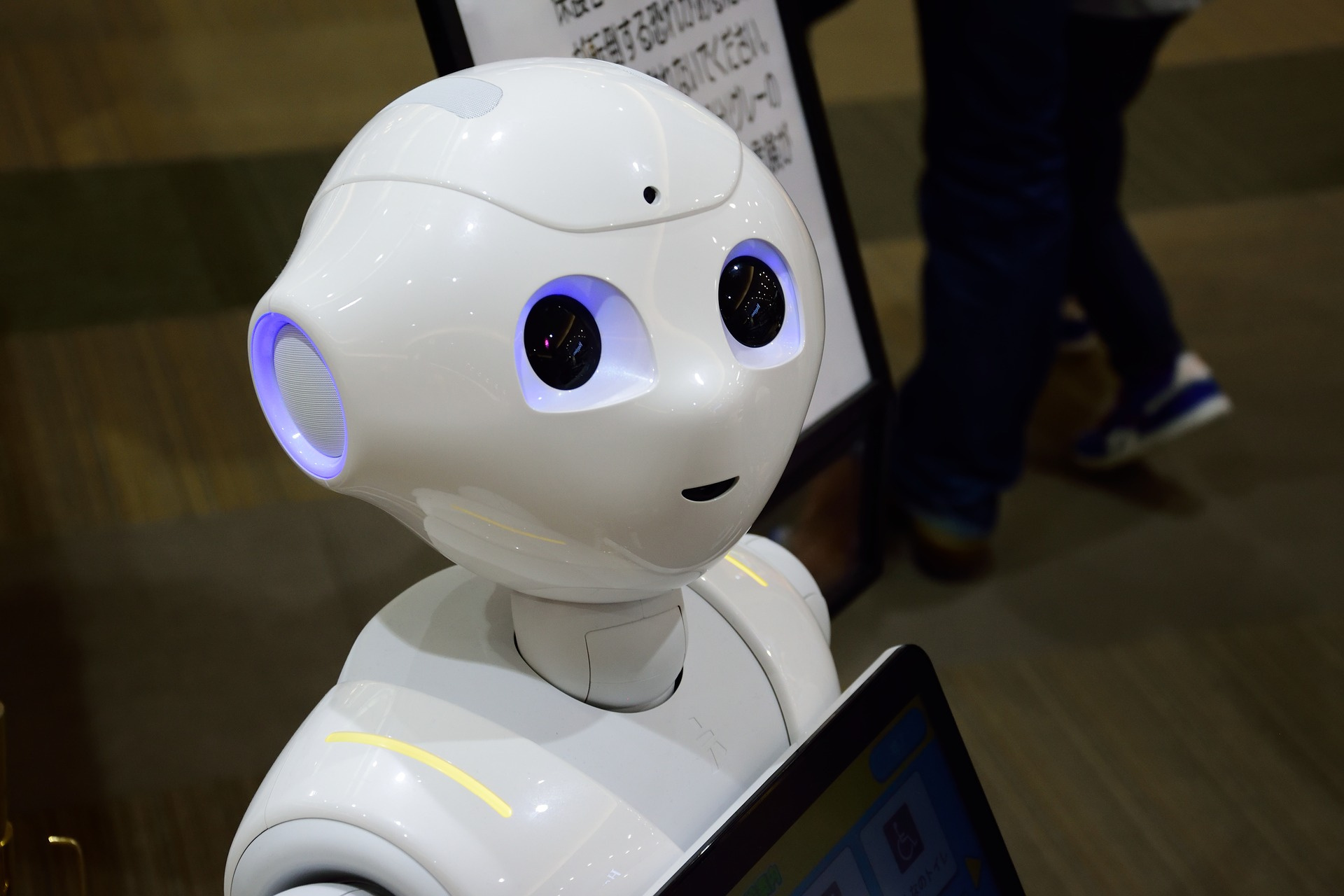 Робот, встречающий посетителей одного из торговых центров в Саппоро