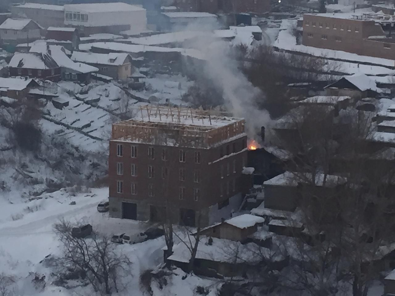 По информации очевидцев, жильцам дома удалось выйти на улицу до того, как огонь охватил всё здание