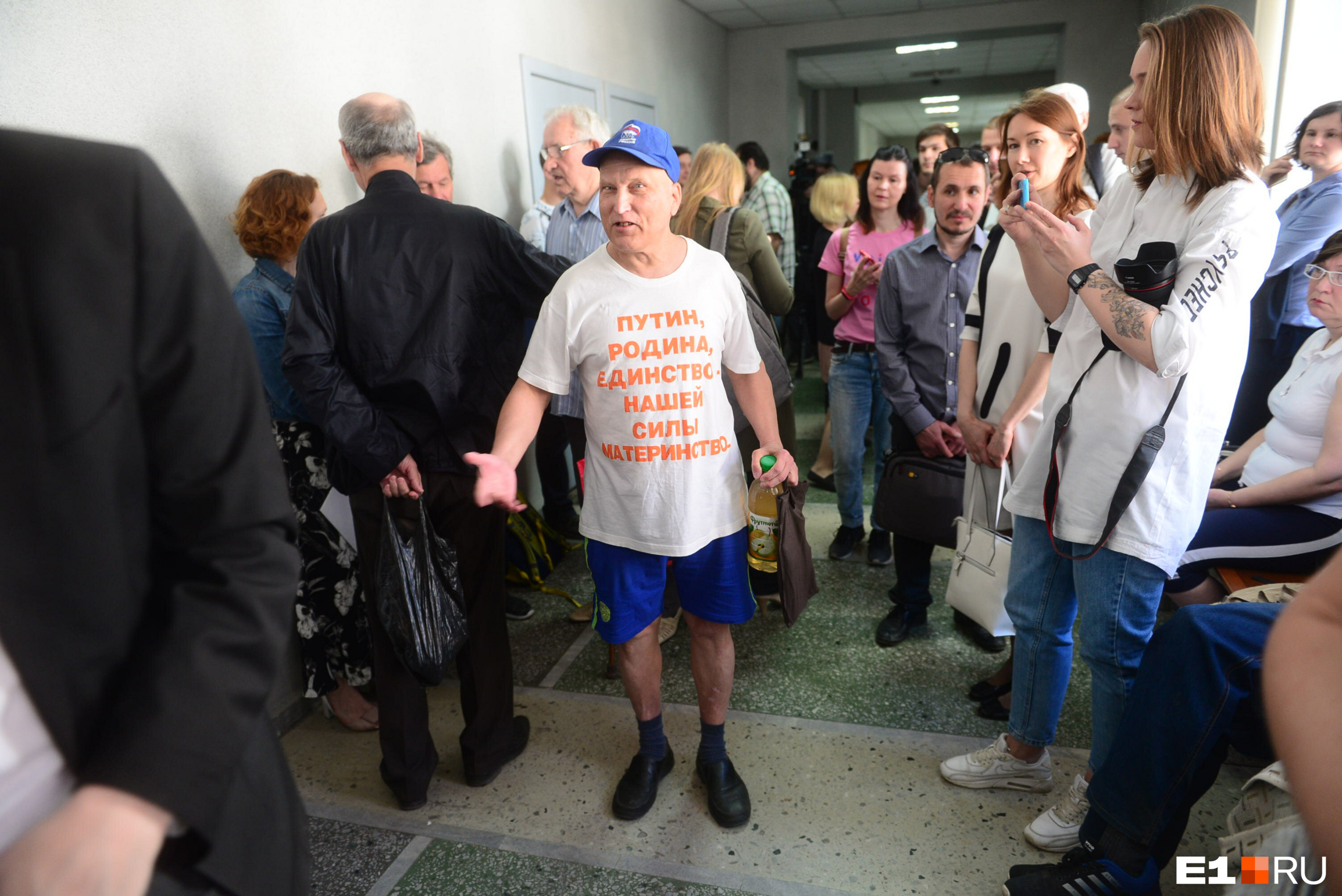 Этот дедушка неустанно напоминал полицейским, что они «позорят Путина»