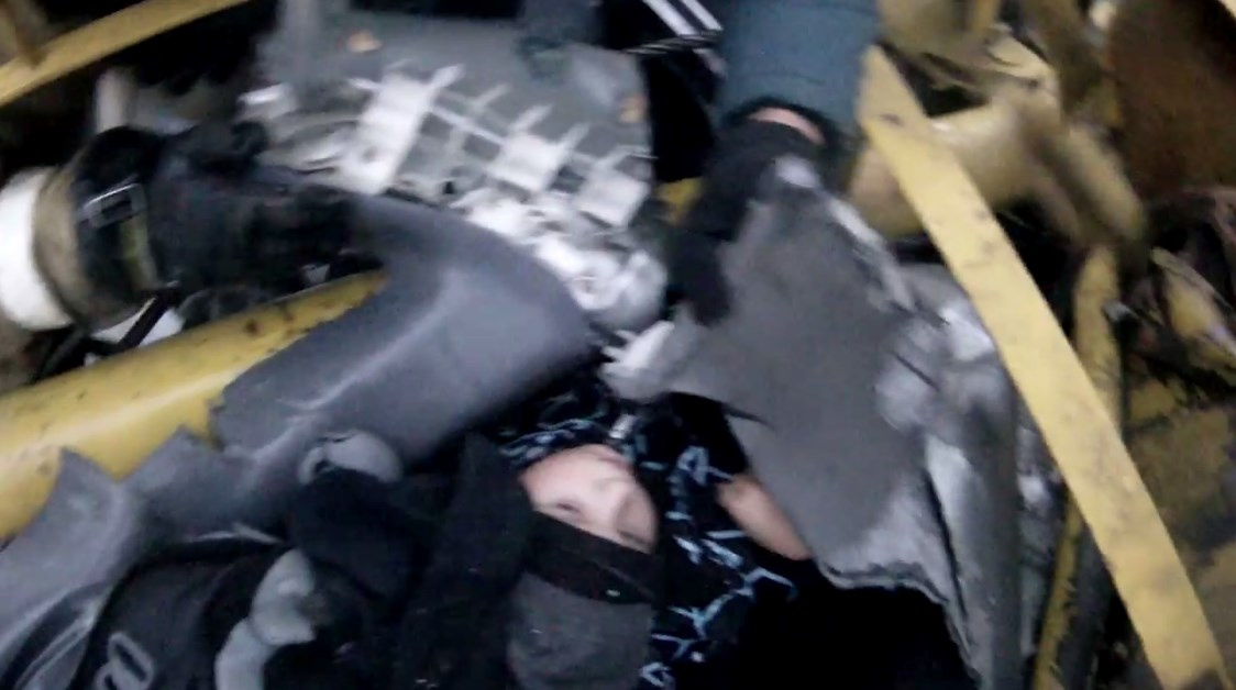 Спасатели МЧС достают из авто выжившего мальчика — он был в детском кресле