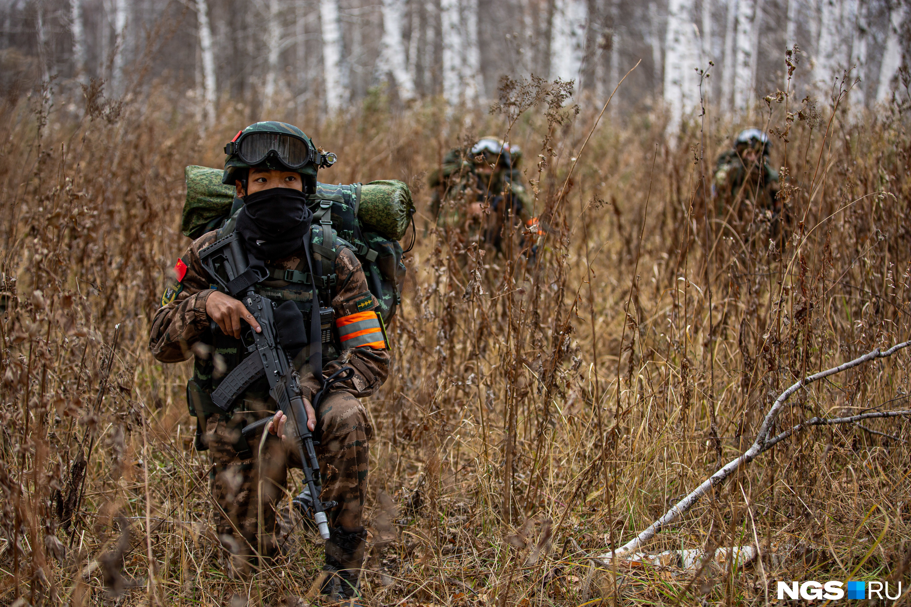Объединённая группа спецназа подбирается к лагерю «боевиков»