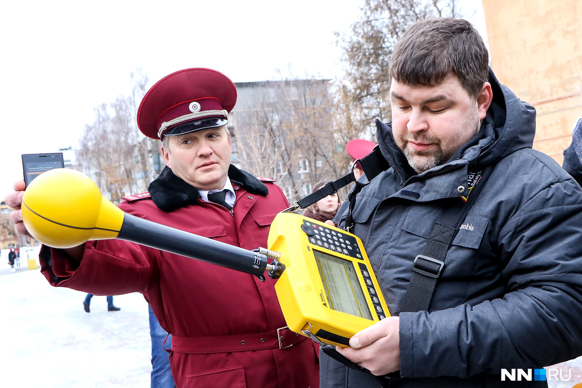 Излучение электромагнитных полей измеряют с помощью специального устройства Излучение электромагнитных полей измеряют с помощью специального устройства