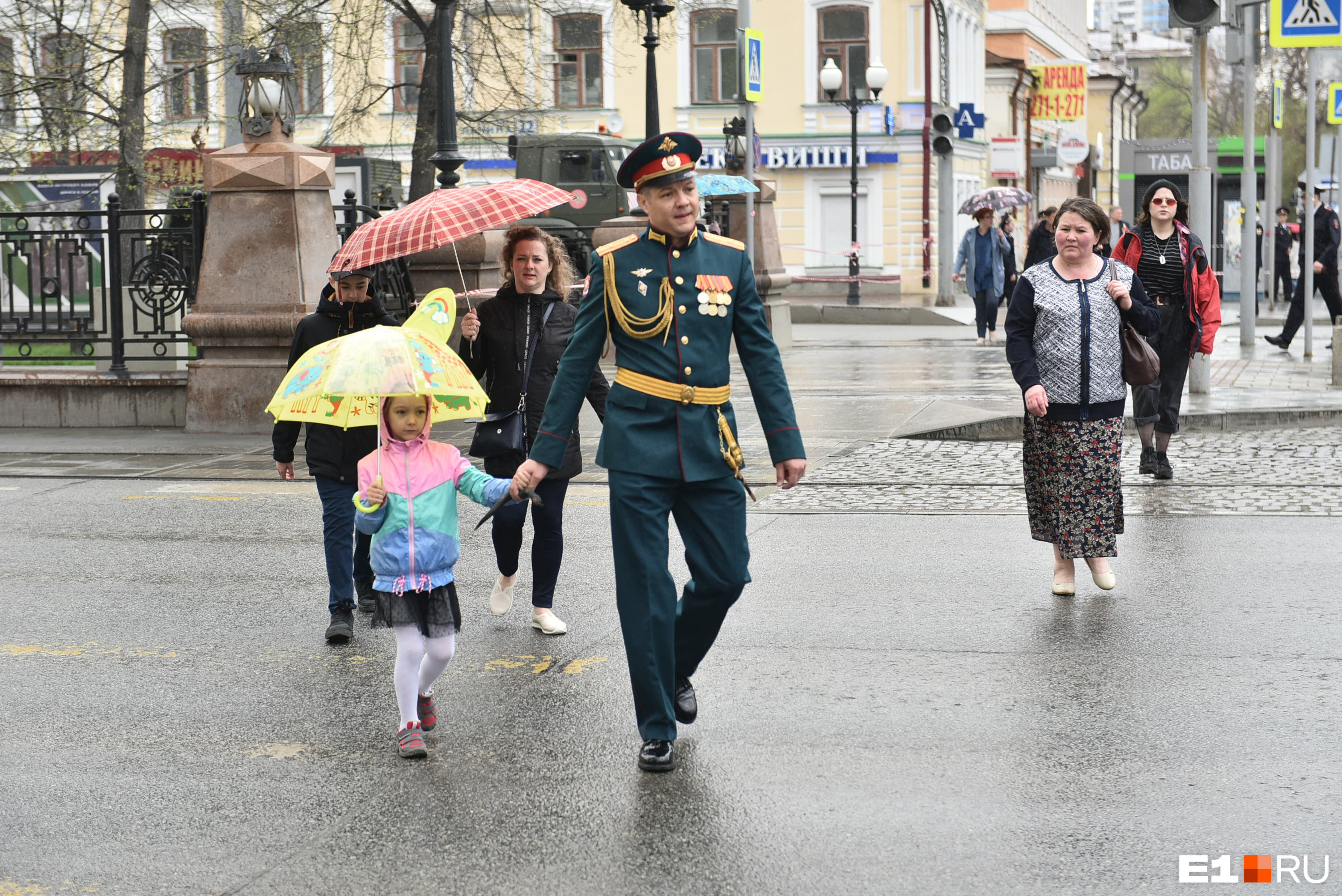 Пойти екатеринбурге. 9 Мая в Екатеринбурге онлайн. Доброе утро покажи парад Екатеринбурга.