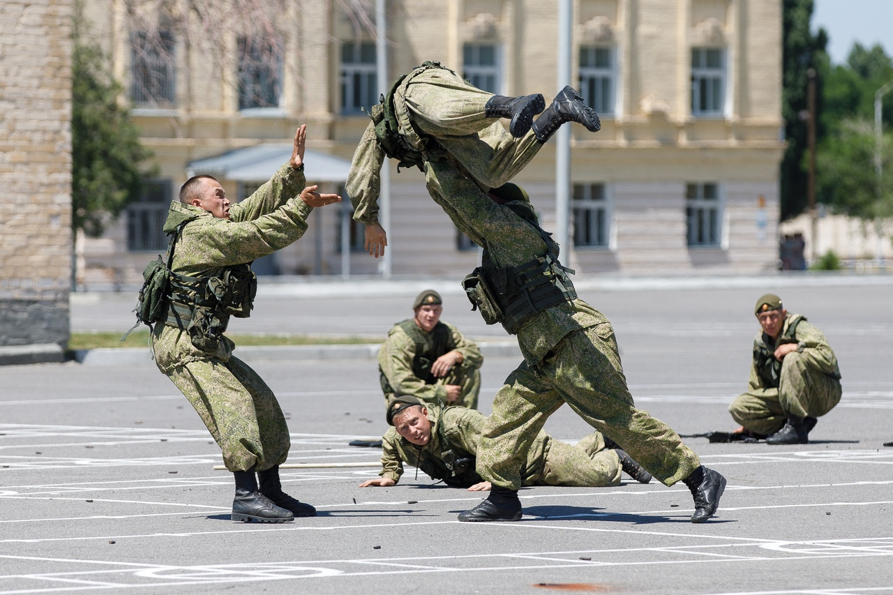 Американцы стреляют. Волгоградские разведчики. Разведка Волгоград. В двух шпанят мы с автоматом.