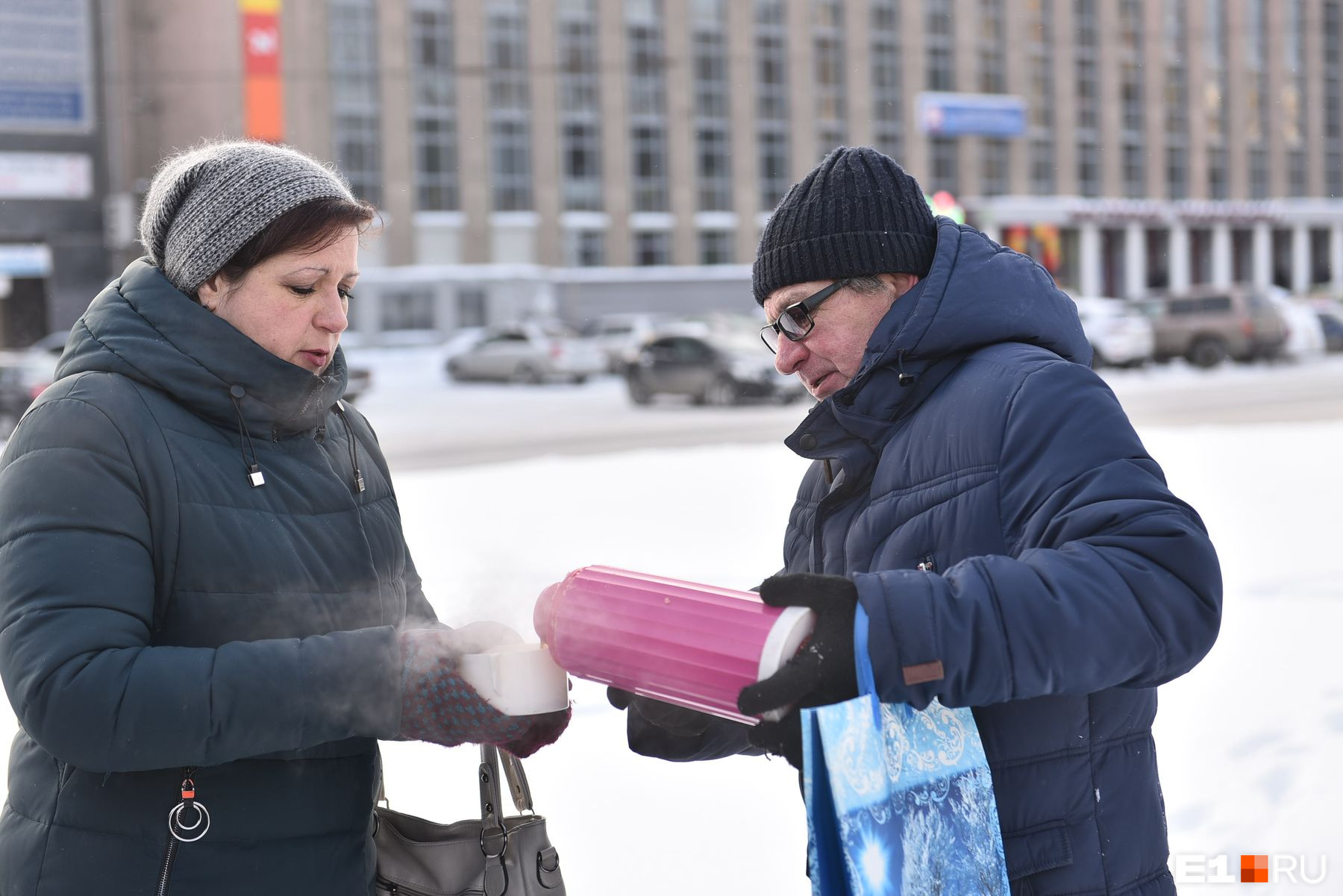 Несколько человек пришли с термосами