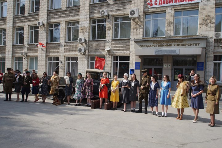Дефиле в платьях 1940-х годов. Вся коллекция собрана Анастасией Безносовой-Близнюк и хранится в Интегральном музее Дефиле в платьях 1940-х годов. Вся коллекция собрана Анастасией Безносовой-Близнюк и хранится в Интегральном музее