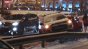 В центре Ярославля машина повисла на отбойнике