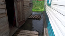 «Со всех сторон вода»: грунтовые воды затопили улицы в новосибирском микрорайоне
