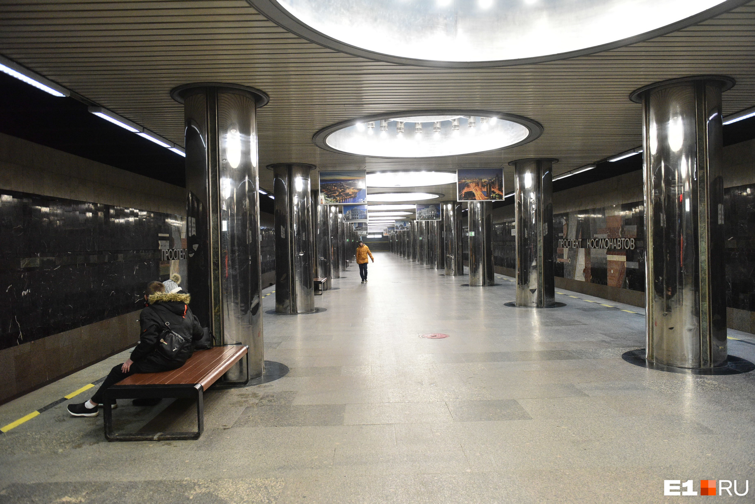 На станциях метро почти нет людей