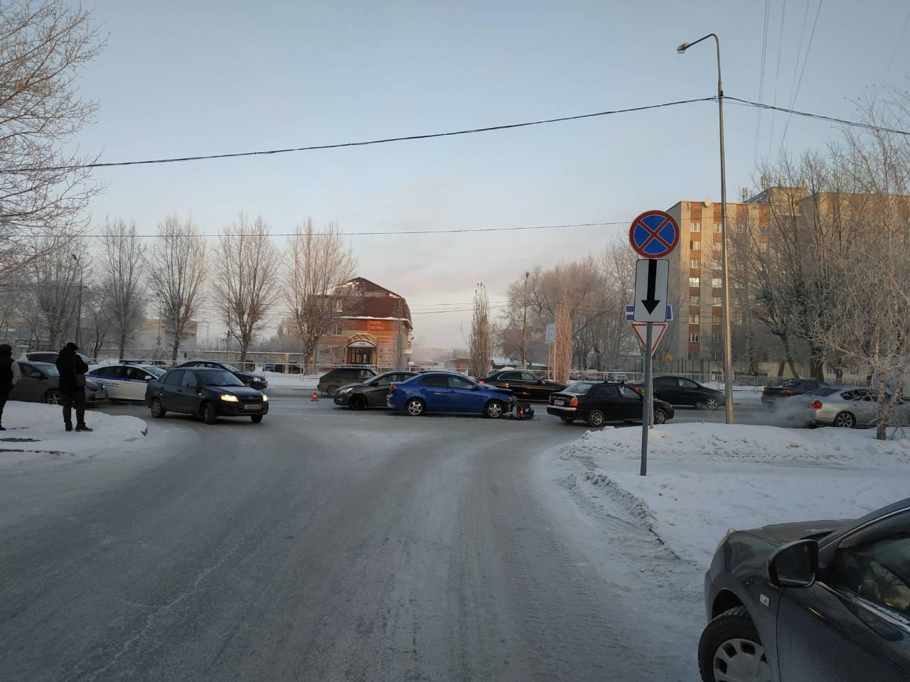 Три человека в массовом ДТП получили травмы: ушибы и сотрясение Три человека в массовом ДТП получили травмы: ушибы и сотрясение